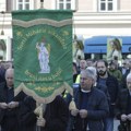 Napeto na Trgu bana Jelačića: muškarci s krunicama kleče i mole se Gospi, a grupa žena peva paganske pesme slaveći divlju…
