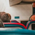 (Video) Avion prinudno sleteo u Prištinu, pijana žena pljuvala putnike, izbila tuča, intervenisala i policija