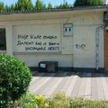 (Foto) Grafit na zgradi škole u Novoj Pazovi uznemirio roditelje: "Povezali smo ga sa 'Ribnikarom'"