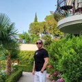 Ovaj pevač (61) ima kuću u Turskoj. Vila okružena palmama i cvećem, u dvorištu bazen.