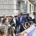 Ljudi, evo ga Vučić, čovek iz naroda