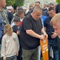 Oglasio se sin Halida Bešlića sa hitnim apelom za pomoć: “Ovaj momak je ležao sa oba moja roditelja”