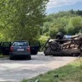 (Foto, video) Žena stradala na mestu, dete povređeno! Prve slike i snimci teške nesreće kod Niša: Vozilo završilo na krovu…