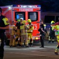 Automobil uleteo u grupu ljudi; Traga se za osumnjičenim; Žena preminula, mnogo povređenih FOTO/VIDEO