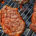 (Video) Veganka posle 14 godina zagrizla komad bifteka! Njenu reakciju na tiktoku pogledalo 20 miliona ljudi Zaplakala posle…