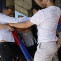 VIDEO: Pogledajte fizički sukob demonstranata sa Mirčićem, ne daju mu da uđe u Skupštinu