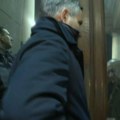 Poslanici opozicije pokušali da uđu u Skupštinu grada, slomljeno staklo na vratima