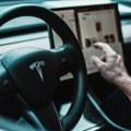 Tesla povlači 200.000 vozila u SAD zbog problema sa softverom za vožnju unazad