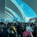 Potpuni haos: Turisti na aerodromima u Dubaiju očajni, nemaju hranu, bune se (foto/video)