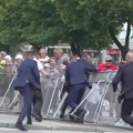 Jeziv snimak atentata na slovačkog premijera: Fico pada na travu držeći se za stomak, obezbeđenje skače na napadača…