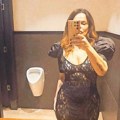 Srpska glumica u 53. godini u providnoj haljini od čipke: Provokativno pozirala u muškom toaletu, a kada se okrenula... Au!