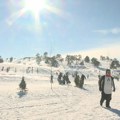 Proleće je na pragu, ali na ovoj planini ski-sezona i dalje traje: Zlatibor pun kao šibica i u martu, dok jedni šetaju drugi…