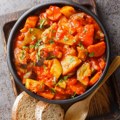 Miris koji podseća na detinjstvo: Stari, provereni recept za đuveč iz rerne koji svi obožavaju!