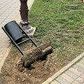 Na više stotina metara duž šetališta kante ni za lek: Deo Lozničana bruka su za ceo grad, sve što je postavljeno…