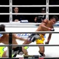Scena kao sa filma - borci pali u isto vreme! Publika ostala bez daha, a onda se dogodio brutalan nokaut!