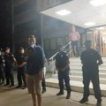 Demonstranti večeras u Leskovcu tražili od policije da ponovo polože zakletvu, načelnik im se iza kordona „smeškao“