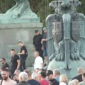 Grupa nabildovanih muškaraca u crnom došla ispred Doma Narodne skupštine