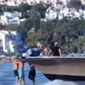 (Video) Krijumčari iskrcali drogu na plaži punoj turista: Šokantne scene u Španiji: Istovarivali pakete i prebacivali ih u…
