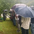 Tuga u Konjicu: Sahranjena beba koja je preminula na putu do bolnice, roditelji, rodbina i prijatelji nemi od bola (video)