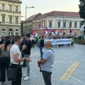 Večeras pristalice dva skupa mimoišle su se ispred Gradske kuće