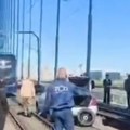 (Video) "oduzeti vozačku i zapleniti: Auto!" Vozio šinama na Mostu na Adi, pa izbušio gume: Saobraćaj u prekidu, ljudi u šoku…