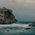Muškarca valovi povukli u more ispod dubrovačkih zidina, traje potraga