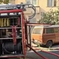 Požar na Zvezdari! Gori podrum u Ulici Milana Rakića, zgrada puna dima, stigli vatrogasci (video)