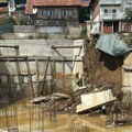 Užas u Novom Pazaru: Obrušio se potporni zid na gradilištu i povukao i deo porodične kuće