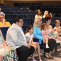 Pokloni za 75 zemunskih mališana: Ministarka Kisić i predsednik opštine Kovačević uručili pakete bebama