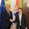 Ana Brnabić razgovarala sa Oliverom Varhejiem: Strateški prioritet Srbije punopravno članstvo u EU (foto)