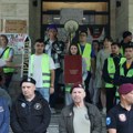 Protest ispred Medicinskog fakulteta u Nišu, studenti strepe da dekan ne pozove policiju