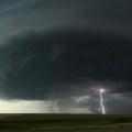 Lovac na oluje snimio tornado blizu granice sa Srbijom: Crni vrtlog nosi sve, protutnjila superćelijska oluja