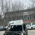(Foto, video) Od automobila ostala samo olupina! Drama u naselju Braće Jerković: Buknuo požar na vozilu, pa zahvatio još jedno…