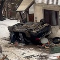 Drama kod Ivanjice: Auto pun putnika sleteo sa puta i završio na krovu tik uz kuću! Ovo ih je spasilo sigurne smrti (foto…
