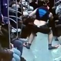 (Video) Ples u ronilačkom odelu koštao ga zatvora: Muškarac zabavljao putnike u moskovskom metrou, pa osuđen