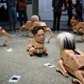Robotski psi sa licima Maska i Zakerberga u berlinskom muzeju