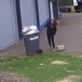 Jedan od onih dana koje je bolje prespavati: Ko je jači i uporniji - kanta za đubre ili njena vlasnica?