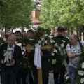 Reke ljudi na oproštaju od legende Zvezde: Sahranjen Vladimir Cvetković (foto)