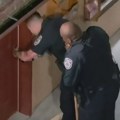 Zaključao se u WC-u i razbijao: Kad se ukazao na vratima, i policajci se razbežali (video)