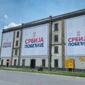 Baneri "Srbija pobeđuje" na zaštićenom Smolenskom mlinu u Subotici: "Poništavanje kulturne baštine"