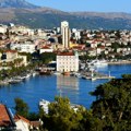 S terase urlao na radnike, pa bacio dimnu bombu na njih: Nesvakidašnji incident kod Splita