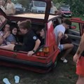 20 ljudi uspelo da se smesti u legendarnog Volkswagen Golfa II