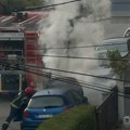 Drama u Čačku: U porodičnom naselju se zapalio putnički automobil FOTO
