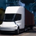„Tesla” posle gotovo devet godina počela isporuke električnog kamiona Semi