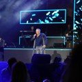 Naš pevač zbog greške roditelja ostao nepokretan: Pevao na štakama pod šatrom, a za večeru imao koru hleba