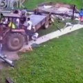 Jeziv prizor kod Kosjerića: Maloletnik traktorom sleteo s puta, pa uleteo u dvorište! Petoro teško povređeno (video)