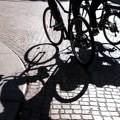 Drama u Zemunu: Dete (10) vozilo bicikl kada se na njega obrušio deo fasade