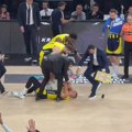 Haos u Turskoj - Madar pogođen, Alimpijević reagovao! Bivši plej Partizana pao na parket! (video)