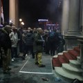 Rojters i AP: Policija koristila biber sprej da spreči upad demonstranata u Skupštinu Beograda