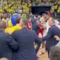 Ovako su navijači Fenerbahčea napali igrače Monaka: Obradović ljutito smirivao, košarkaši pogođeni predmetima